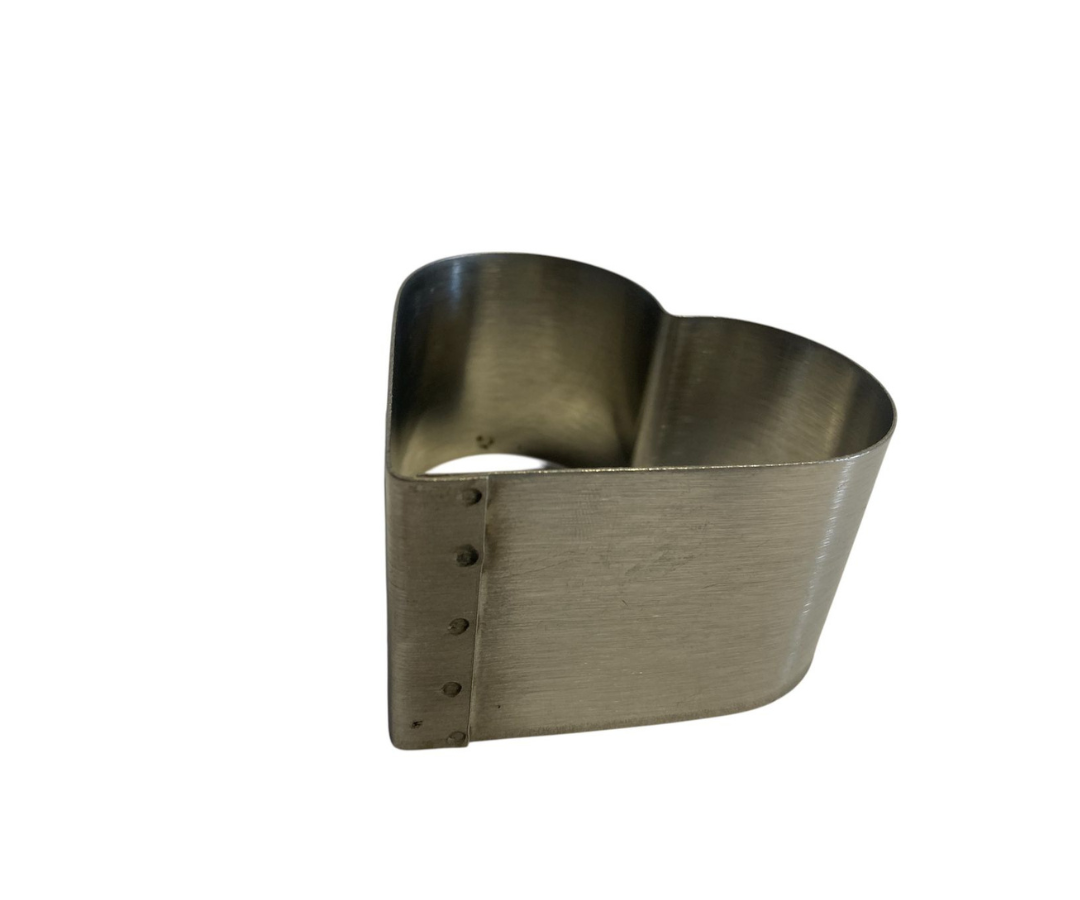 Molde de Acero Inoxidable Forma de Corazón | 8 cm x 4.5 cm, 64 g – Romántico y Duradero